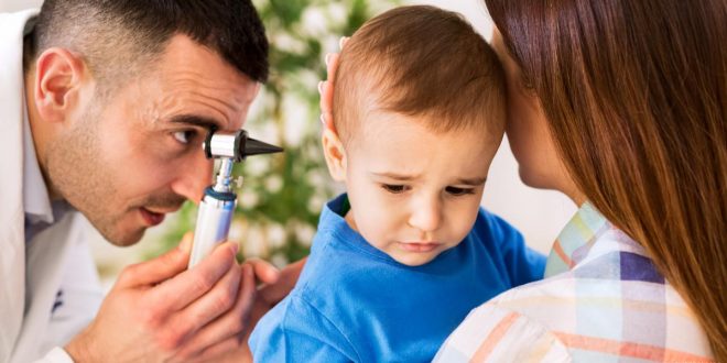 قد تتسبب بتمزق طبلة الأذن وحتى الطرش.. أسباب آلام الأذن عند الأطفال وطرق علاجها
