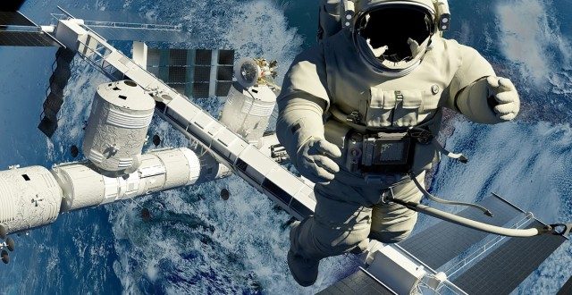 لماذا يزداد طول الإنسان بنسبة 3% في الفضاء؟