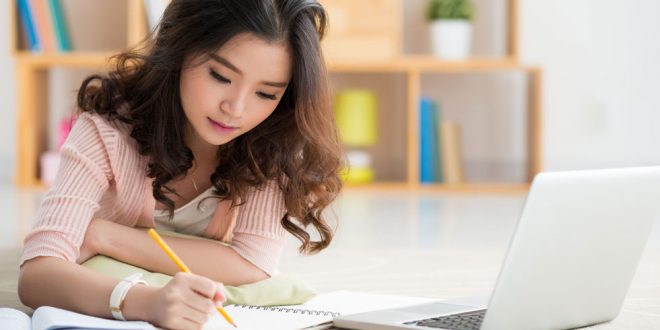 هل القراءة بصوت مرتفع تساعد على تذكر المعلومات بشكل أفضل؟