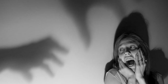 إما قتال وإما هروب.. هكذا تؤثر مشاعر الخوف على الإنسان نفسياً وجسدياً