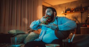 تأكل وتأكل ولا تشبع؟ لهذا يجب ألا تشاهد التلفاز أثناء تناول الطعام
