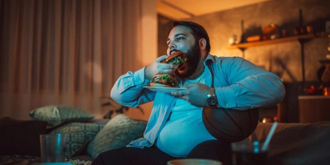 تأكل وتأكل ولا تشبع؟ لهذا يجب ألا تشاهد التلفاز أثناء تناول الطعام