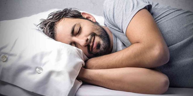 تنام على جانبك؟ إليك أفضل أنواع الفراش منعاً لآلام الكتفين والوركين