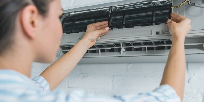 خطوات بسيطة لتنظيف مكيف النافذة من أتربة رياح الخماسين