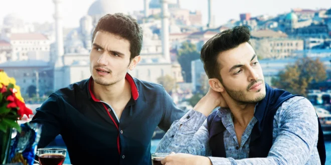 قد ينتقدك ثم يحاول تقليدك أو حتى منافستك.. علامات تخبرك أن صديقك يشعر بالغيرة منك