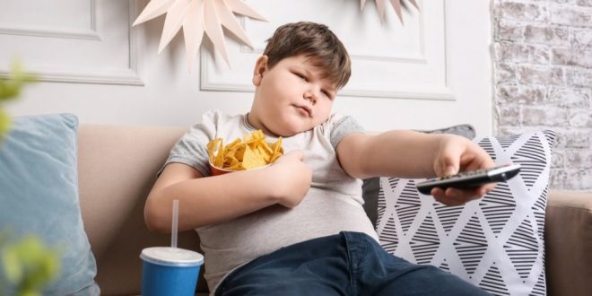 قضاء المزيد من الوقت أمام الشاشة أحد أسباب السمنة عند الأطفال