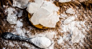 لعلاج حَبّ الشباب والرؤوس السوداء وتنقية المياه.. ما هي فوائد الشّبة، وهل صحيح أنها تسبّب السرطان؟