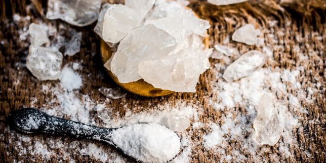 لعلاج حَبّ الشباب والرؤوس السوداء وتنقية المياه.. ما هي فوائد الشّبة، وهل صحيح أنها تسبّب السرطان؟