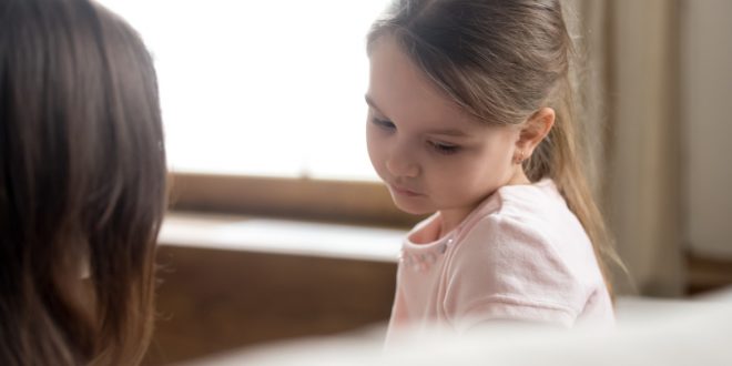 ليس خجلاً.. عندما يرفض طفلك الحديث مع الآخرين قد يكون بسبب “الخرس الانتقائي”!