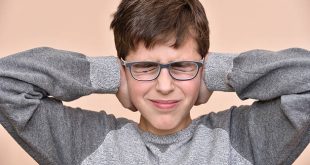ما هو الصوت الذي نسمعه عند إغلاق آذاننا؟