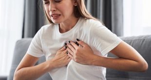 ممرضة بريطانية تصاب بالسكتة الدماغية بعد "طقطقة" رقبتها