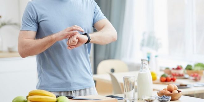 هل تتناول الطعام حتى لو لم تكن جائعاً؟ 5 نصائح ستساعدك على ممارسة “الأكل الواعي”