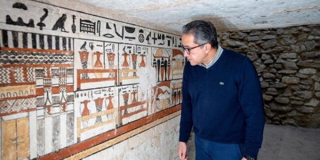 يتضمن 5 مقابر لكبار رجال الدولة.. مصر تعلن عن كشف أثري يعود لعصر بناة الأهرامات (صور)