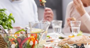 6 عادات غذائية تساعدك على التمتع بصحة جيدة بعد تقدمك في العمر