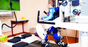 ابتكار جديد يمكّن صبياً مصاباً بشلل دماغي من المشي واللعب.. يعطي أملاً لملايين الأطفال المرضى بالعالم