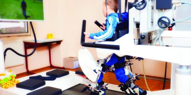 ابتكار جديد يمكّن صبياً مصاباً بشلل دماغي من المشي واللعب.. يعطي أملاً لملايين الأطفال المرضى بالعالم