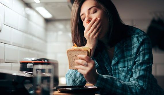 البعض يسير وهو نائم تجاه الثلاجة دون أن يدري! تعرّف على اضطرابات الأكل الليلية وكيف تعالجها