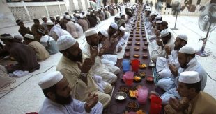 السمبوسك والباكورا على المائدة و3 ختمات للقرآن في المساجد.. رمضان وسط عادات مميزة