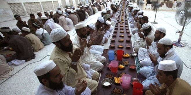 السمبوسك والباكورا على المائدة و3 ختمات للقرآن في المساجد.. رمضان وسط عادات مميزة
