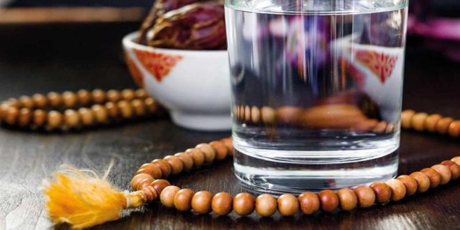 الماء البارد والفاتر- أيهما أفضل عند الإفطار في رمضان؟