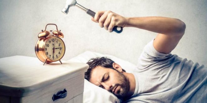 تنهض متوتراً ومنزعجاً بمجرد سماع المنبه؟ نصائح للتعامل مع القلق الصباحي