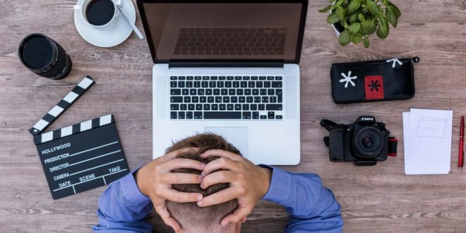 تُجهدك التغطيات الإعلامية وتستنزفك نفسياً؟ 10 نصائح لحماية صحتك العقلية