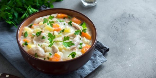 شوربة الدجاج والخضار بالكريمة