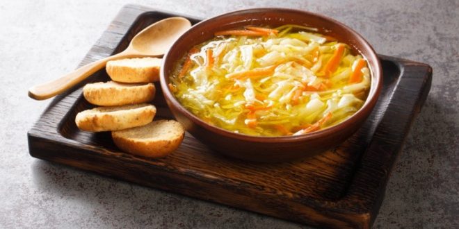 شوربة الملفوف والكرفس السهلة