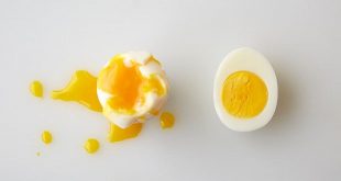 كيف تميّز إن كانت البيضة نيئة أم مسلوقة؟