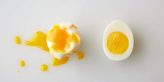 كيف تميّز إن كانت البيضة نيئة أم مسلوقة؟