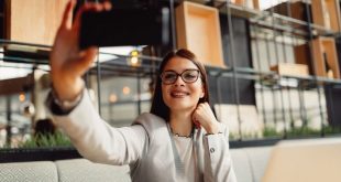 لماذا نكره رؤية صور شخصية لنا؟ العلم يجيب!
