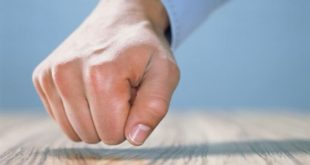 ما الأصل في خرافة الطرق على الخشب لمنع الحسد؟