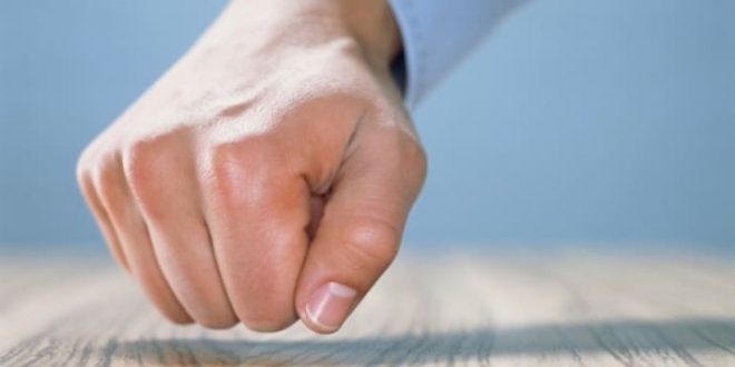 ما الأصل في خرافة الطرق على الخشب لمنع الحسد؟