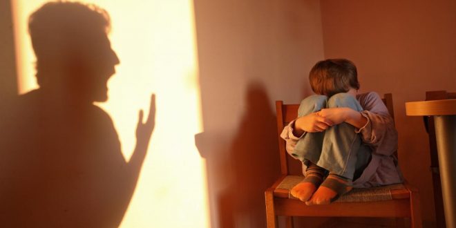 يجعلك تؤذي نفسك أو من تحب.. أسباب السلوك العدواني وأنواعه وطرق علاجه