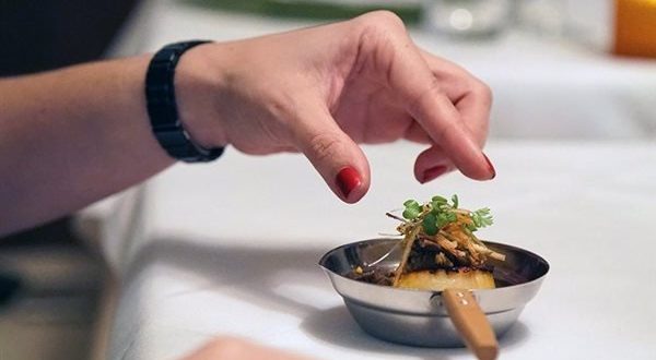 أيهما أفضل.. تناول الطعام باليد أم بالملعقة؟ 5 حقائق يشرحها لك التاريخ والعلم
