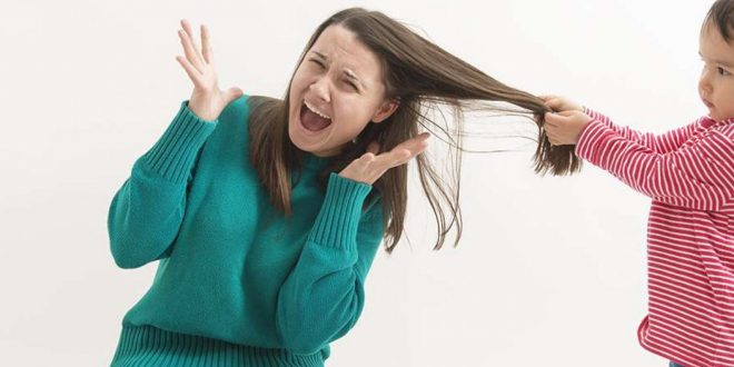 التجاهل لن يعالج المشكلة والقسوة قد تفاقمها.. ما الذي عليك فعله عندما يقوم طفلك بضربك؟