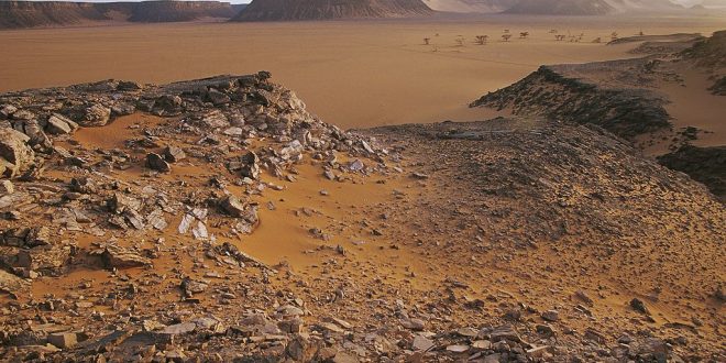 علماء يتحدثون عن وصول صخور فضائية إلى كوكب الأرض.. وجدوا بعضاً منها في الصحراء الغربية بمصر