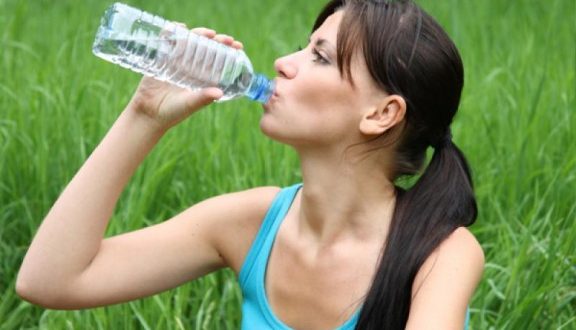 كيف تشرب الماء بشكل صحى؟ تجنب تناوله أثناء الوقوف أو بكثرة خلال ممارسة الرياضة