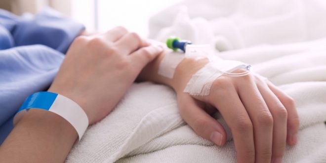 لا تستعجل الحركة ولا تستلقِ في الفراش طوال اليوم.. أخطاء شائعة بعد الجراحة تمنعك من التعافي السليم