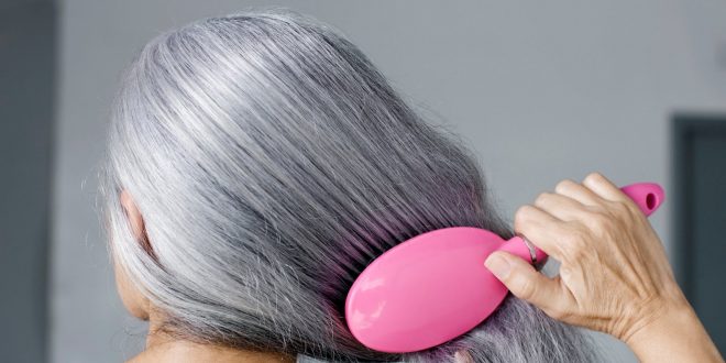 لماذا يتغير لون خصلات شعرنا إلى الأبيض كلما تقدمنا في العمر؟