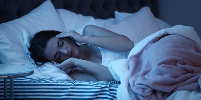 لماذا يعاني البعض من تنميل الرأس عند النوم؟