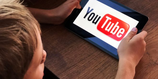 إدمان الأطفال لليوتيوب مشكلة خطيرة لا يدركها الآباء.. هذه أعراضها المقلقة وخطوات علاجها