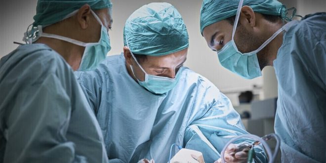 بعد 26 عامًا من طعنه .. جزائرى يكتشف وجود سكين مغروس فى ظهره