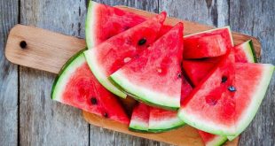 صحيح أنه حلو المذاق لكنّ سكره معتدل، هل البطيخ مفيدٌ أم ضار لمرضى السكري؟