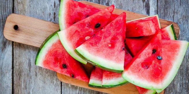 صحيح أنه حلو المذاق لكنّ سكره معتدل، هل البطيخ مفيدٌ أم ضار لمرضى السكري؟