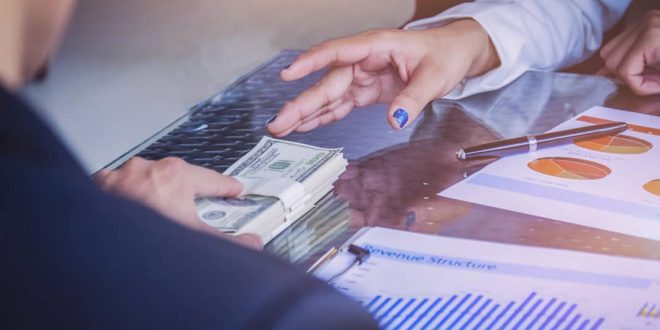 موظف تشيلى يهرب بعد صرف راتبه مضروبا × 286 ضعفًا عن طريق الخطأ