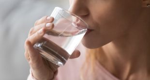 أسطورة أم حقيقة.. خبراء يكشفون عما إذا كان من الآمن شرب الماء مع الوجبات