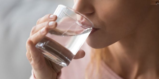 أسطورة أم حقيقة.. خبراء يكشفون عما إذا كان من الآمن شرب الماء مع الوجبات