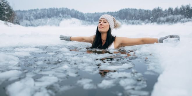 السباحة فى الماء البارد تساعد فى التخلص من دهون الجسم الضارة