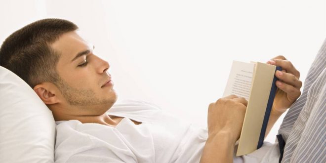 القراءة ليلًا.. كيف تؤثر على جودة نومك؟